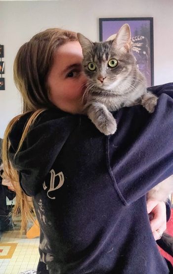 Steffie Thollot, pet sitter professionnelle diplômée ACACED avec sa chatte Ottawa - Moumousse Pet Sitting Pélussin